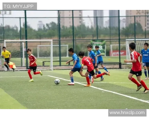 足球明星亲自示范教训儿子踢球技巧视频引发热议与感动